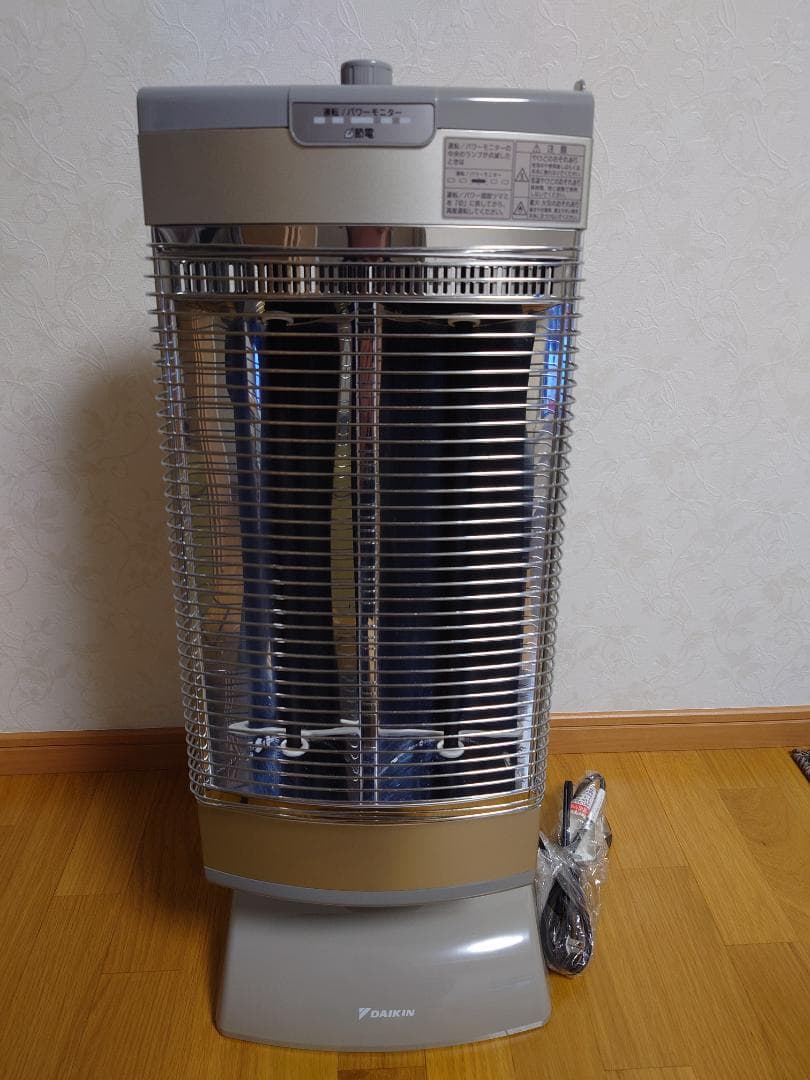 中古品・DAIKIN遠赤外線・暖房器 セラムヒ－トERFT11USE5