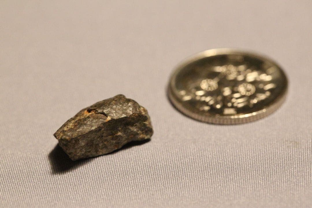 隕石の標本と「地球46億年の旅」全50巻セット