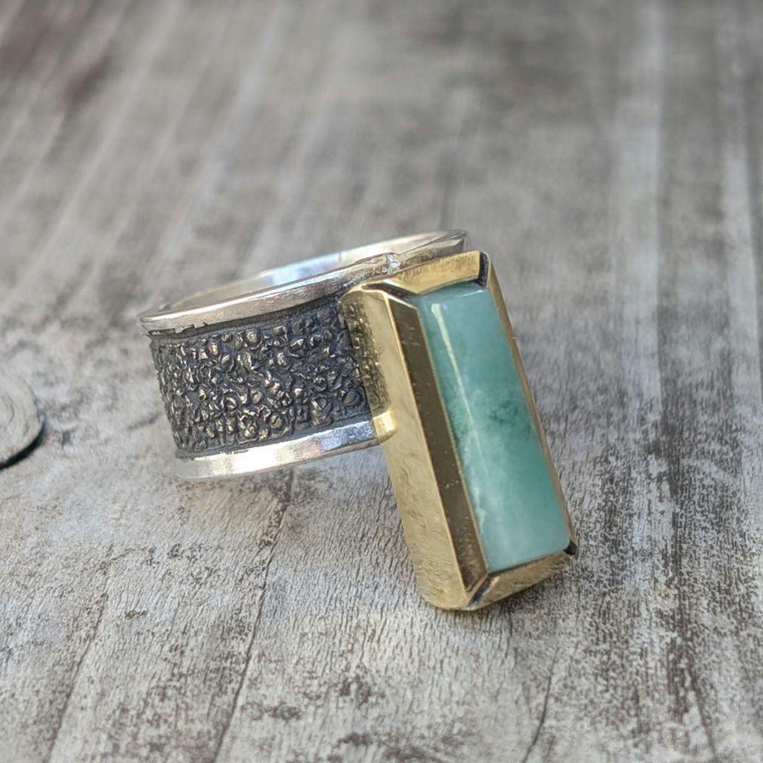 ハンドメイドの糸魚川翡翠リング　インディアンジュエリー風