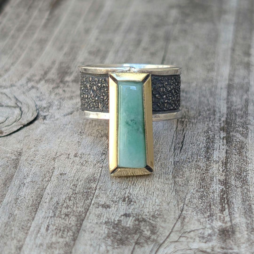ハンドメイドの糸魚川翡翠リング　インディアンジュエリー風