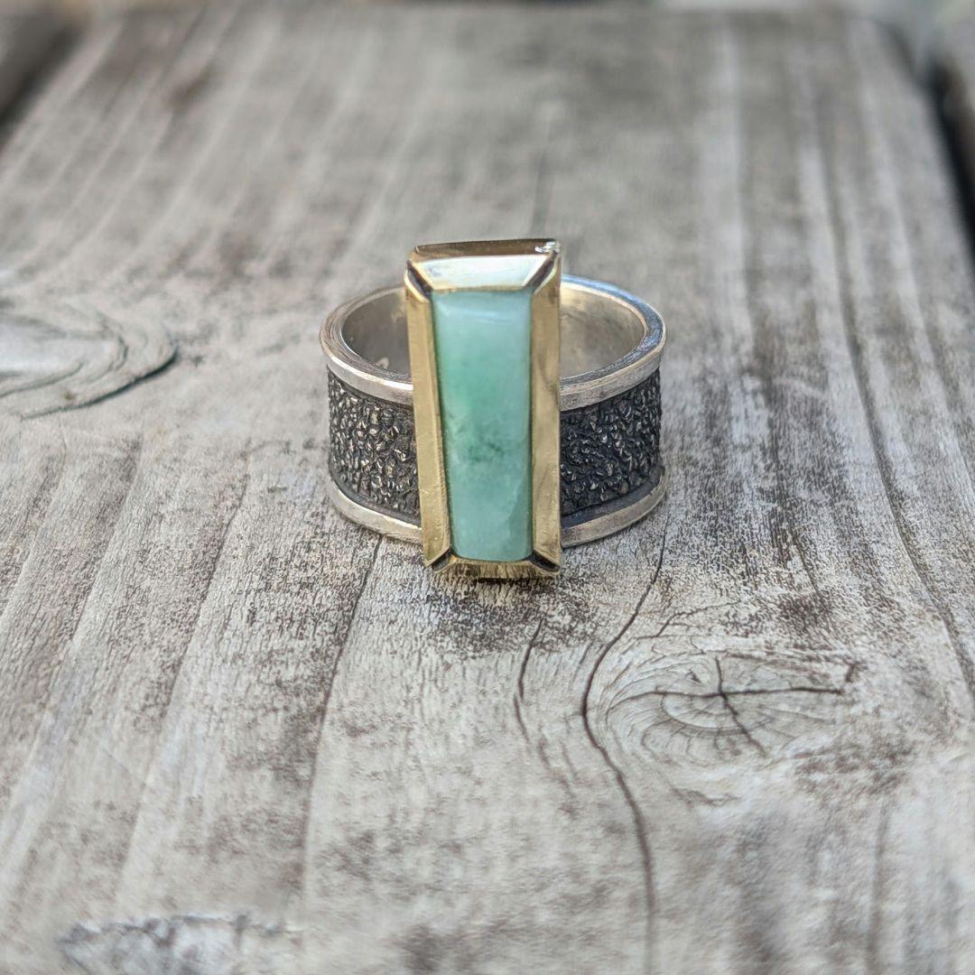 ハンドメイドの糸魚川翡翠リング　インディアンジュエリー風