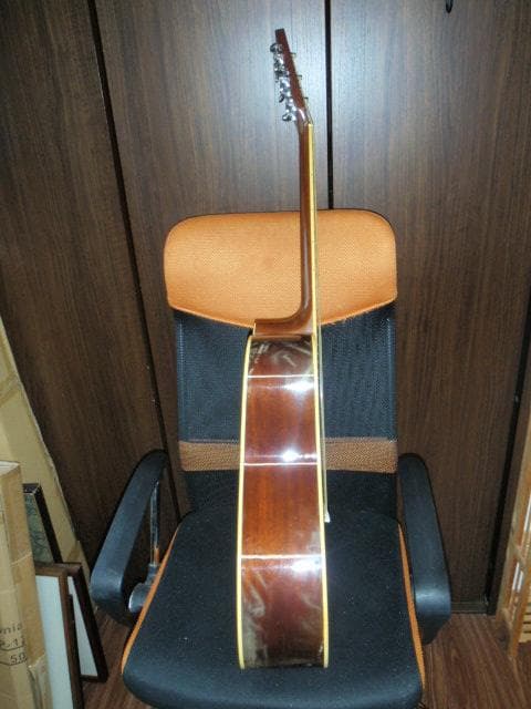 YAMAHA ＦＧ-200Ｄ　檄鳴り　外観のラッカー塗装の劣化による模様あり