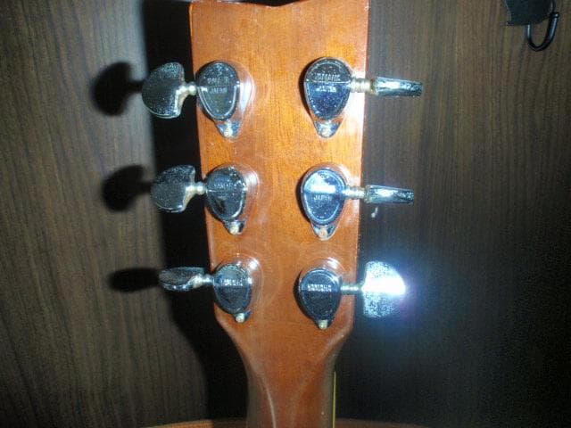 YAMAHA ＦＧ-200Ｄ　檄鳴り　外観のラッカー塗装の劣化による模様あり