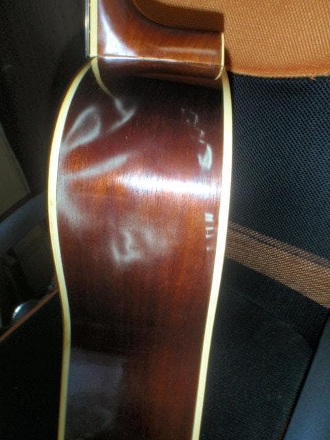 YAMAHA ＦＧ-200Ｄ　檄鳴り　外観のラッカー塗装の劣化による模様あり