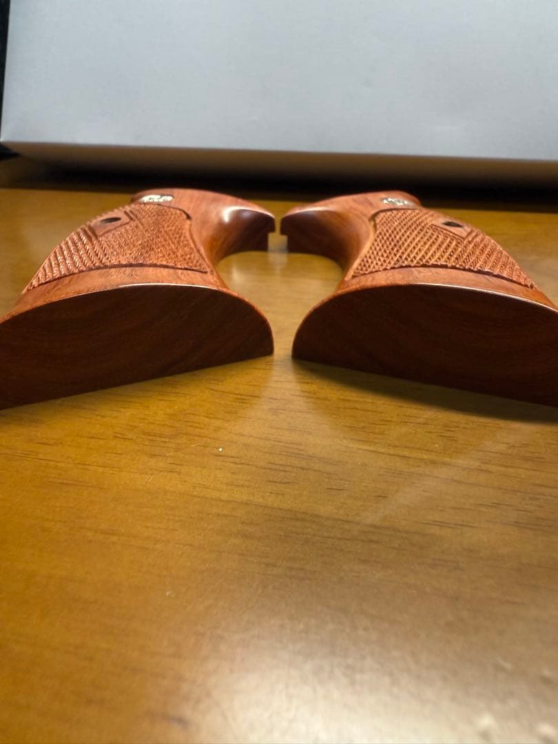 専用。S&W スクエアバット木グリップ