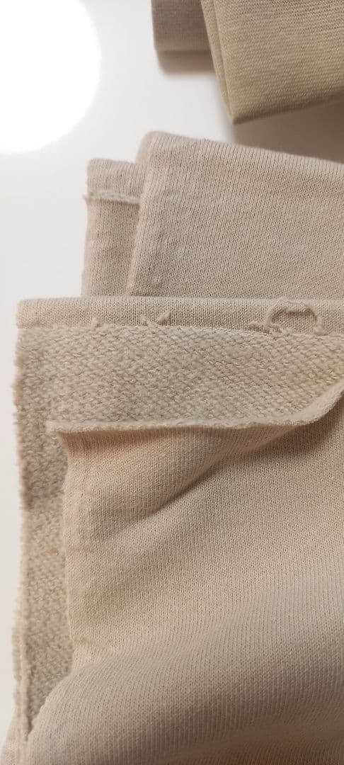 サンドベージュの裏毛ニット