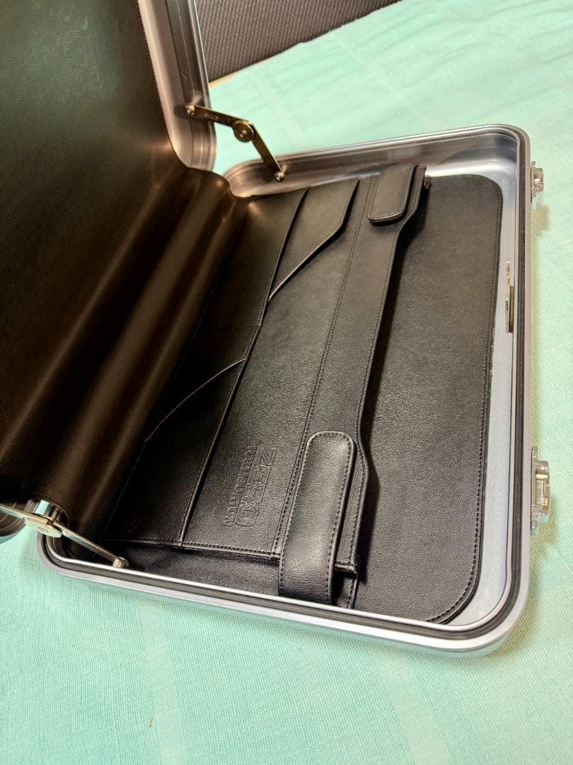 エリートシリーズ CEM ゼロハリバートン ポリッシュブルー 美品です