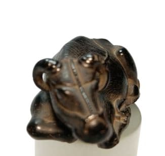 一虎 在銘 根付「伏せ牛」黒檀または埋もれ木 彫 江戸時代