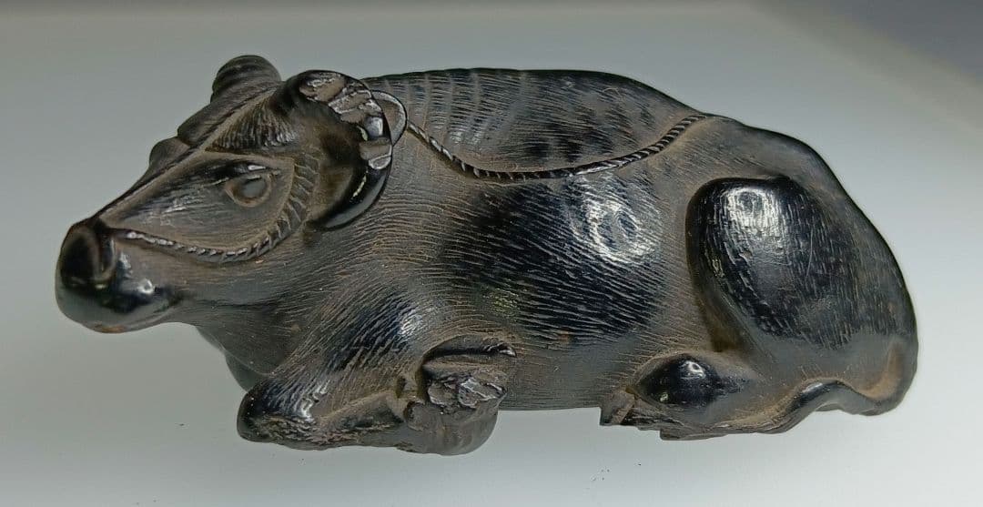 一虎 在銘 根付「伏せ牛」黒檀または埋もれ木 彫 江戸時代