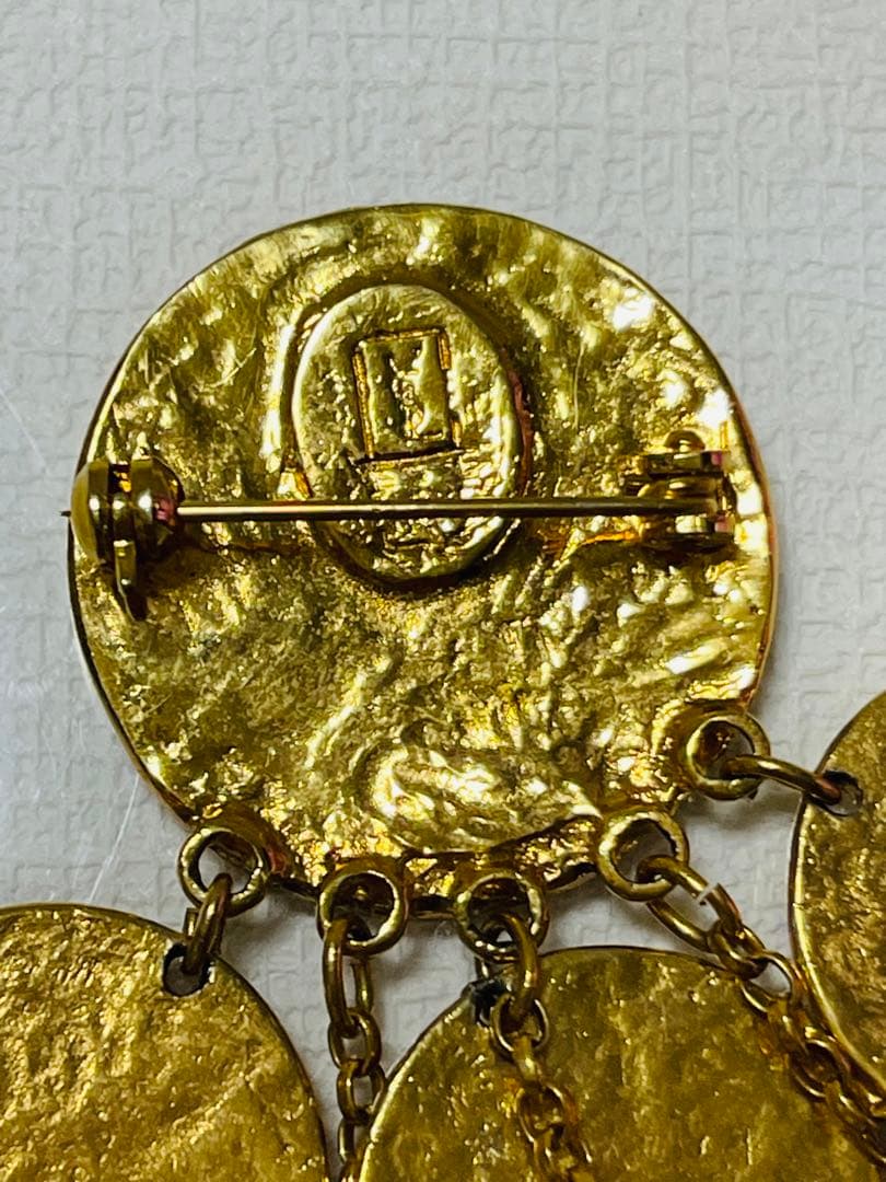 レア！！ イヴ・サンローラン ラウンドロゴ ヴィンテージ ブローチ