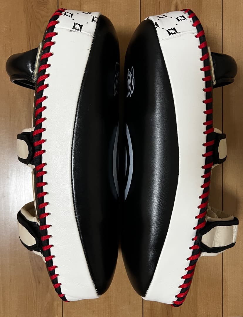 Fairtex フェアテックス キックミット 白黒赤