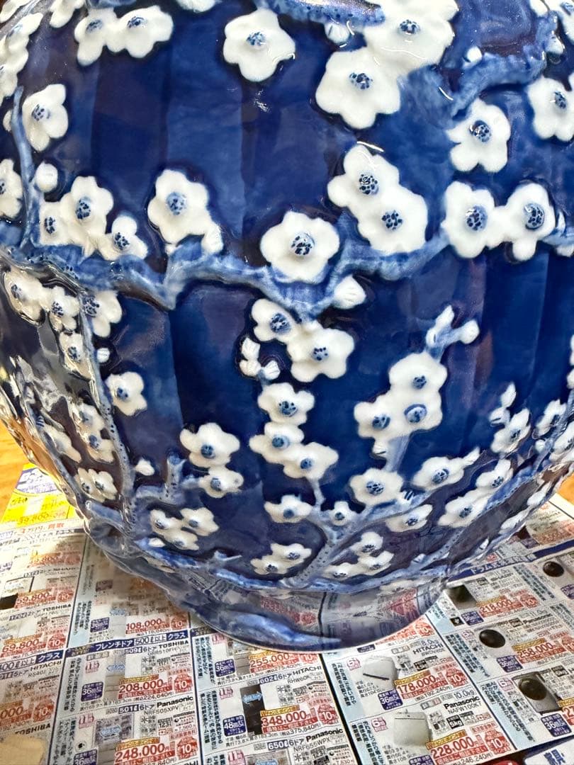 青い花模様の陶器の壺