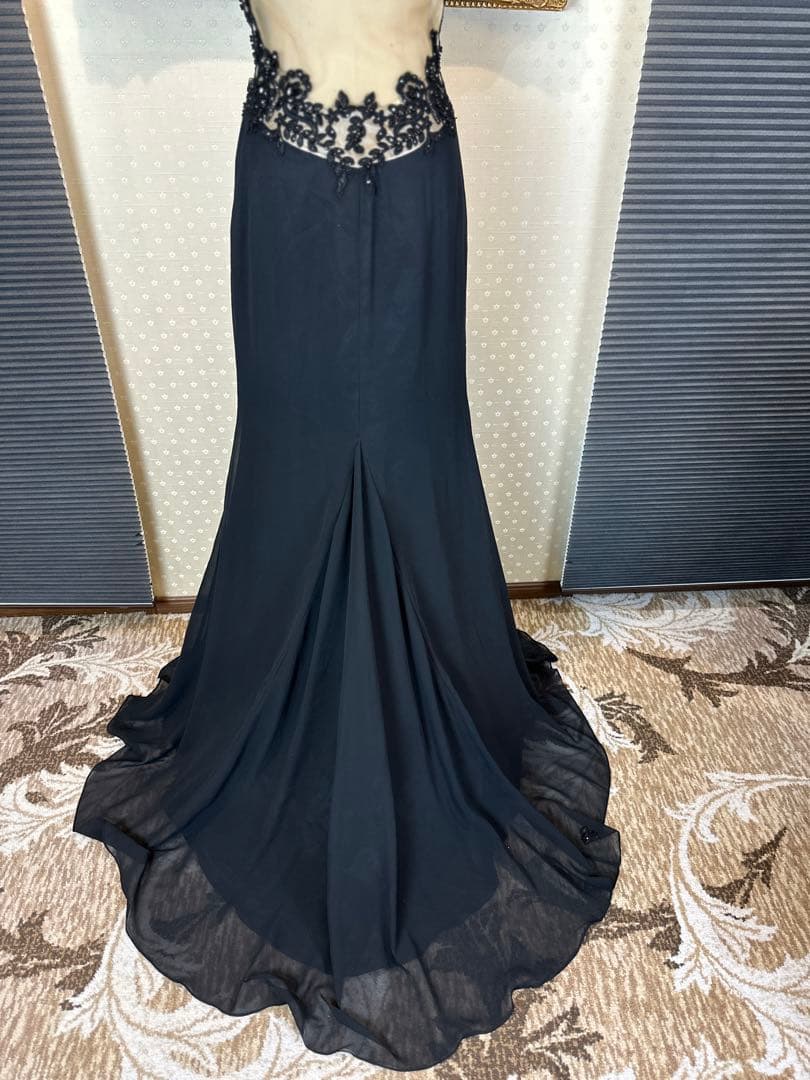 黒のハイネック刺繍ロングドレス