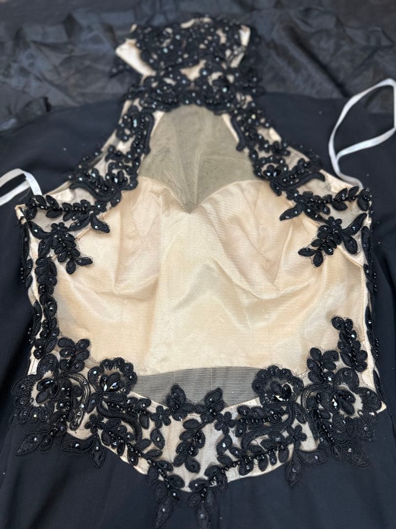 黒のハイネック刺繍ロングドレス