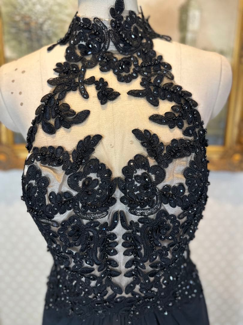 黒のハイネック刺繍ロングドレス