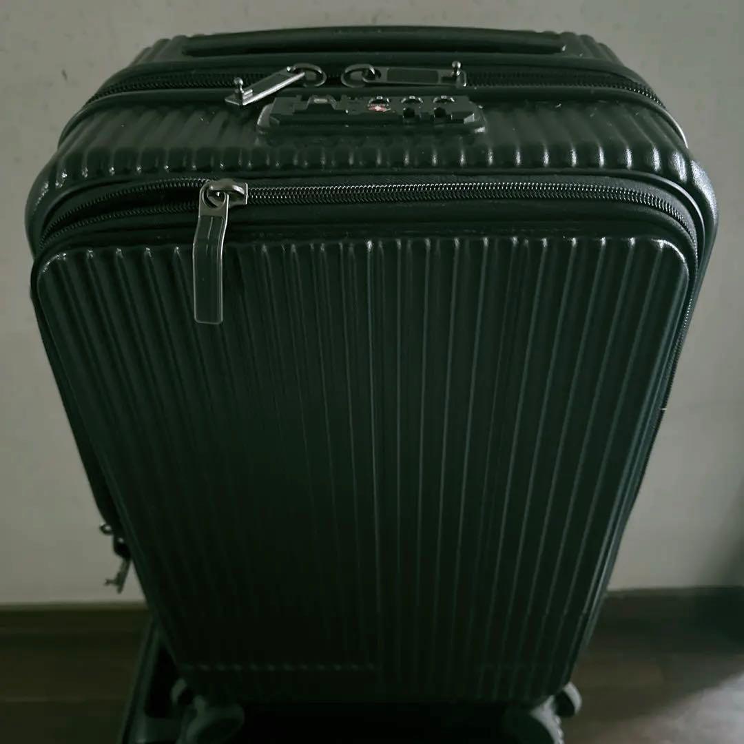 「innovator」黒TSAロック 中型キャリーケース