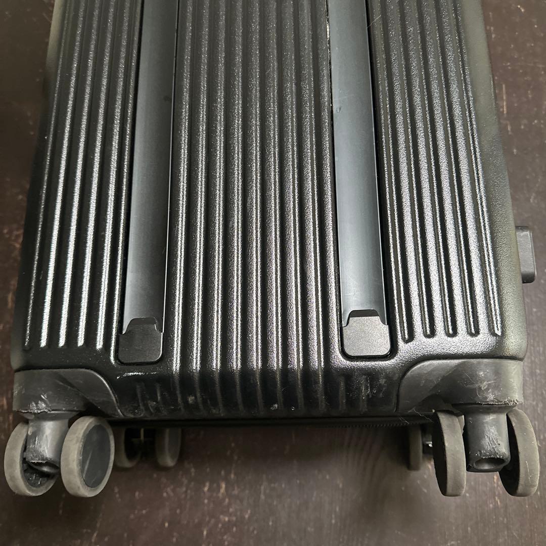 「innovator」黒TSAロック 中型キャリーケース