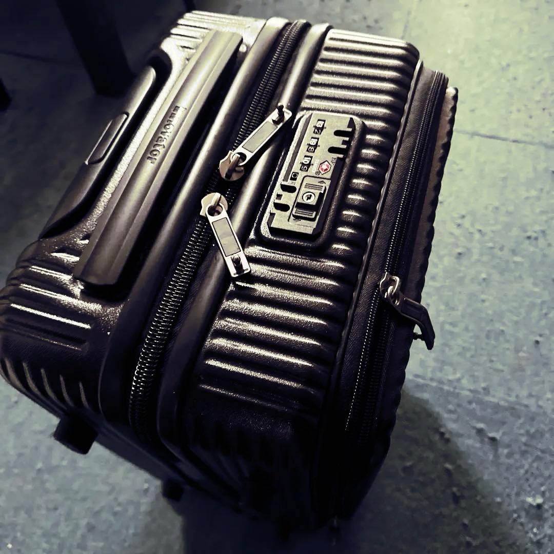 「innovator」黒TSAロック 中型キャリーケース