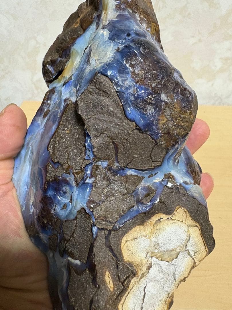 オーストラリア産　大きなボルダーオパール原石　約1976g パワーストーン置物