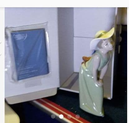 リヤドロ LLADRO人形 鏡の前で若草色の少女 女の子 帽子 ワンピース