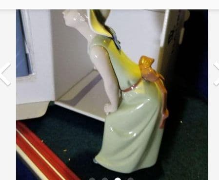 リヤドロ LLADRO人形 鏡の前で若草色の少女 女の子 帽子 ワンピース