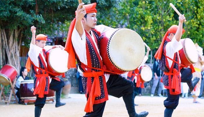 新品未使用(送料無料)13.980円　エイサー小太鼓24cm 3mのサージ付き