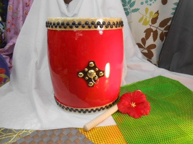 新品未使用(送料無料)13.980円　エイサー小太鼓24cm 3mのサージ付き