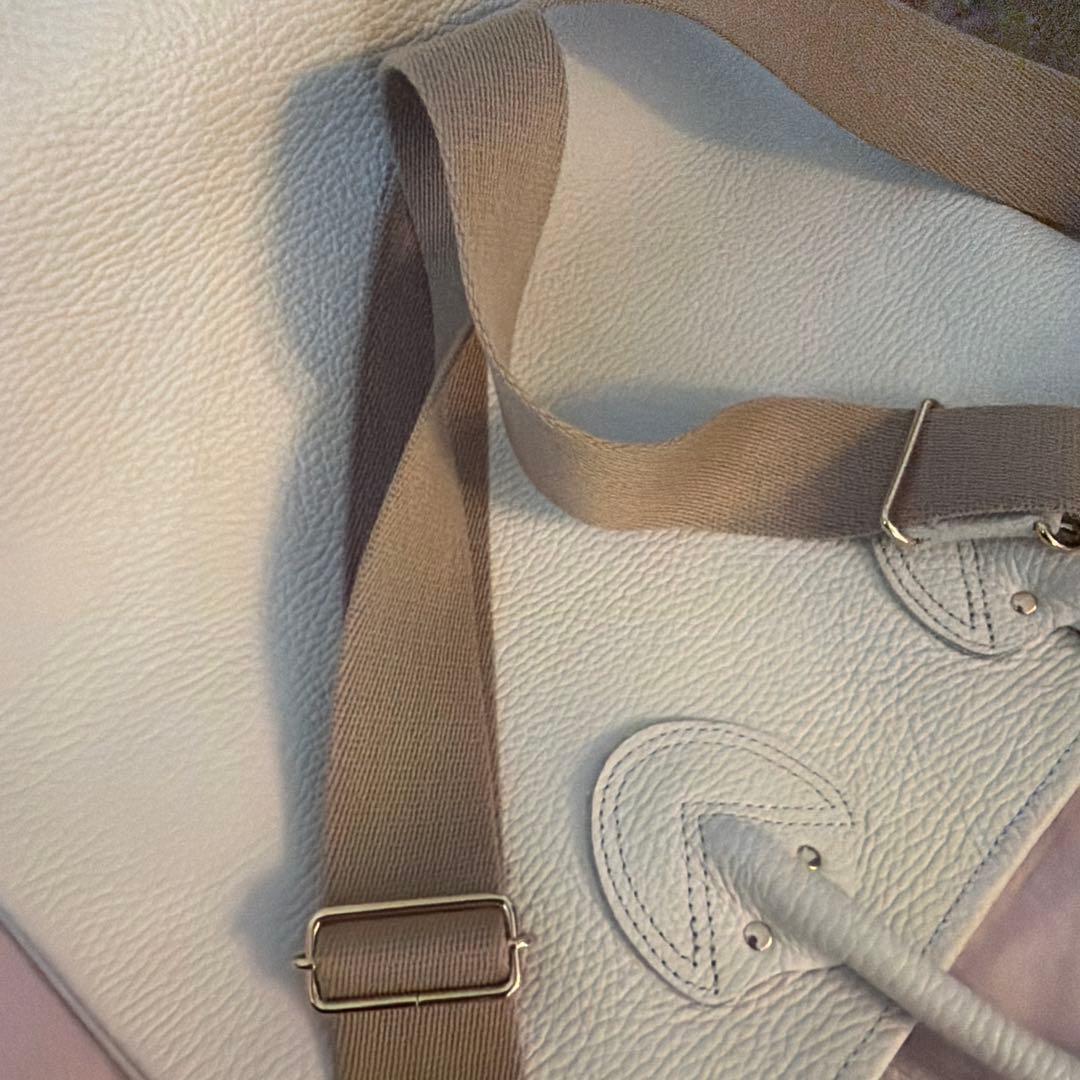 YOUNG & OLSEN エンボスレザーショルダーバッグ　ホワイト