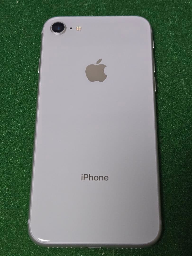 iPhone 8 シルバー 64GB au