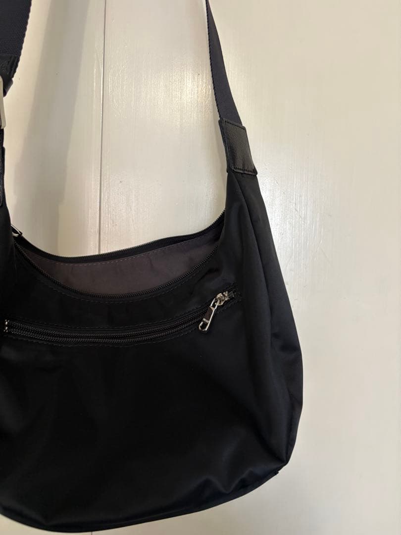 russet 黒 ナイロン　ショルダーバッグ 外ポケット付き