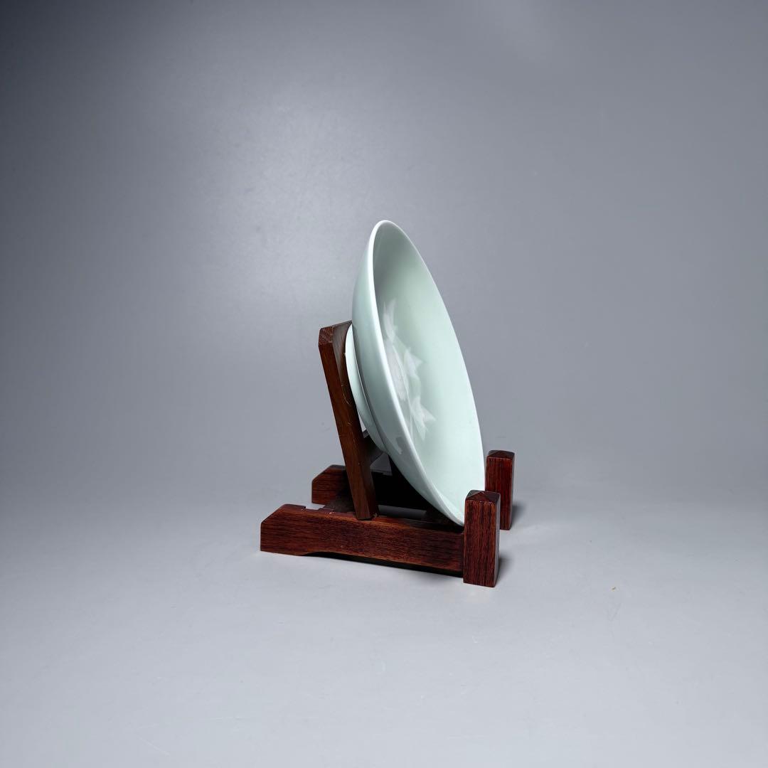 人間国宝　井上萬二　作　青白磁牡丹彫文　皿　高級ライン　直径16.8cm