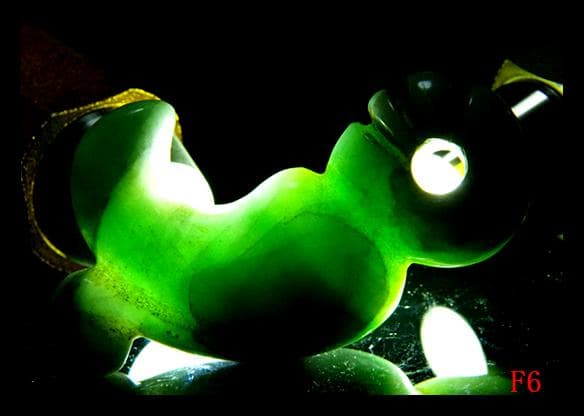 縄文期極希少呪術性がが高い★糸魚川ろうかん硬玉翡翠製★尾付き頭部刻線異状獣形勾玉