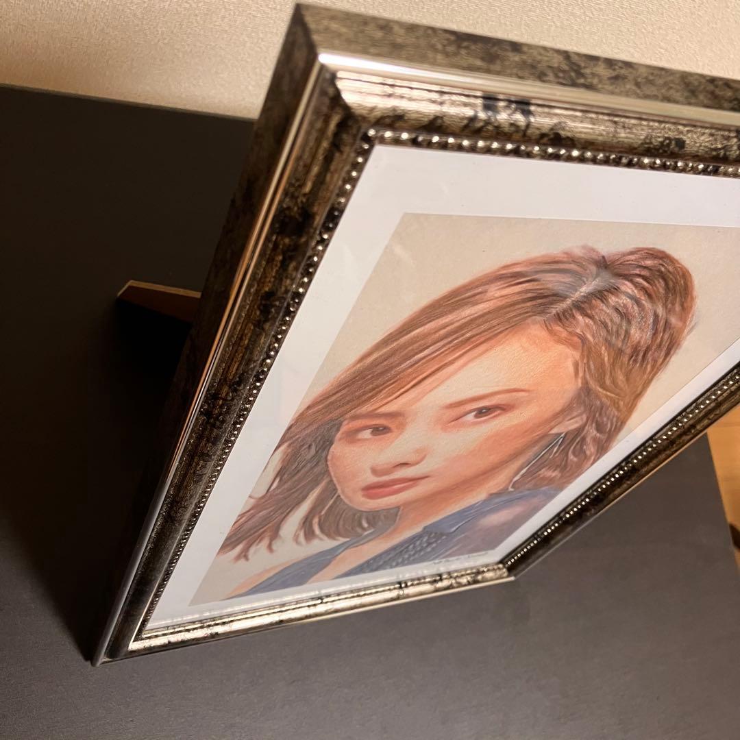 女優画④ 額装品　額縁寸法32.7㎝×24.0㎝×1.5㎝　色鉛筆画　定款付