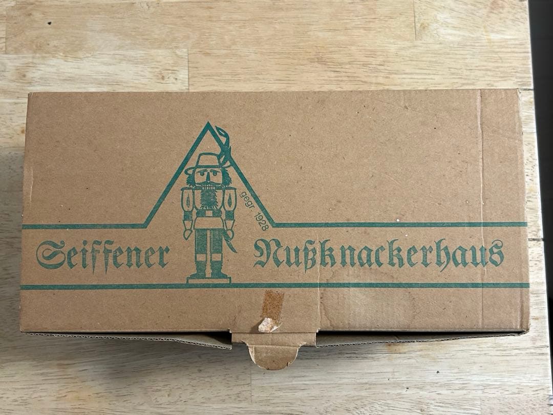 ドイツ　ザイフェンの老舗工房 ザイフェナー・ヌスクナッカー・ハウス製　煙出し人形