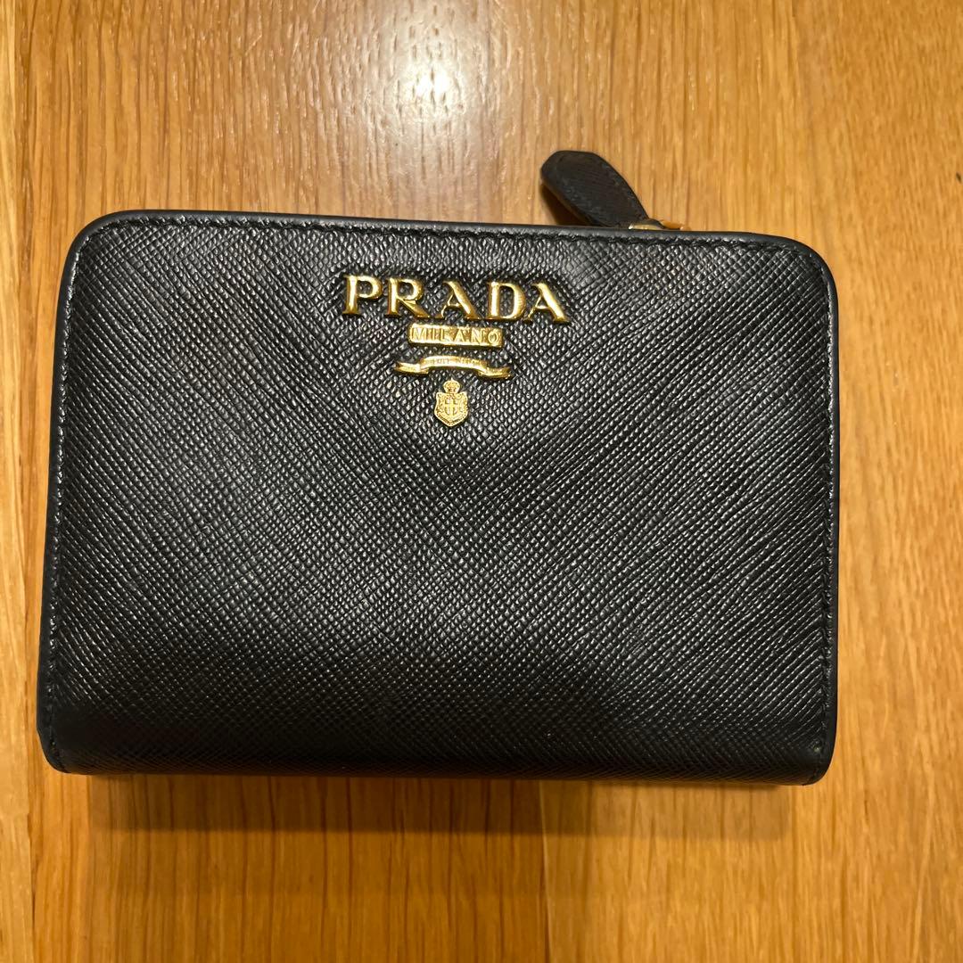 PRADA ブラックレザー 二つ折り財布