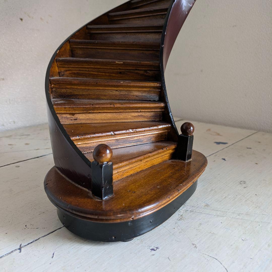 小さな螺旋階段　アンティーク　ビンテージオブジェ　高さ48cm ヒグチユウコ