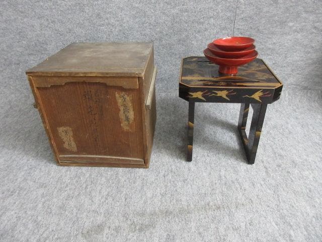 黒塗蒔絵遠山に群鶴図盃台と朱塗松に鶴図盃共箱付き [B27781]