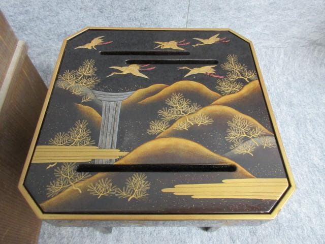 黒塗蒔絵遠山に群鶴図盃台と朱塗松に鶴図盃共箱付き [B27781]