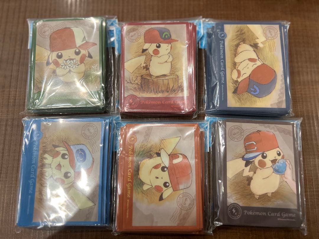 ポケモンカードゲーム スリーブ　デッキシールド ぼうしをかぶったピカチュウ