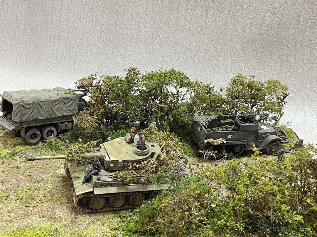 戦車ジオラマ　1/72 ドイツタイガー戦車とUS装甲車+カーゴトラック
