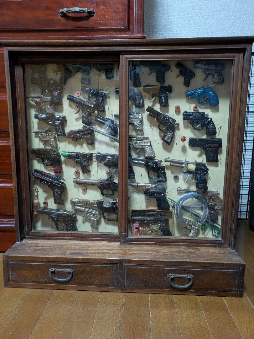 ブリキ　鉄砲　水鉄砲　ほか　アンティーク家具ケース（大正〜昭和初期）引き取り限定