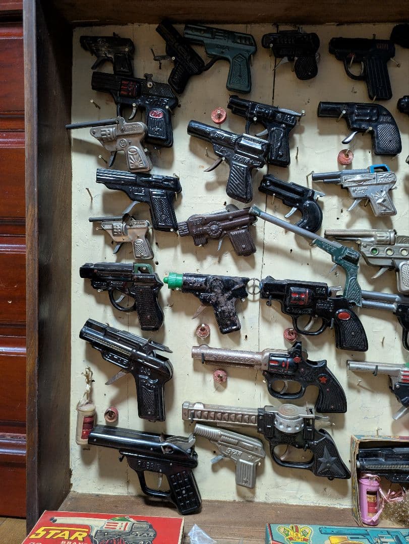 ブリキ　鉄砲　水鉄砲　ほか　アンティーク家具ケース（大正〜昭和初期）引き取り限定