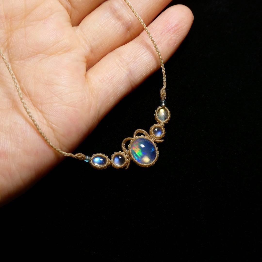 ちょこ　オパール・ムーンストーン・ラブラドライトのマクラメネックレス