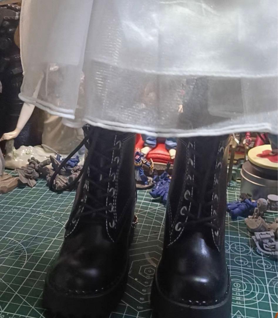 Chucky Doll レザージャケットと白いドレス