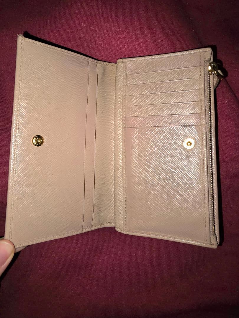 【限定値下げ】PRADA ベージュ 三つ折り財布 トライアングルロゴ