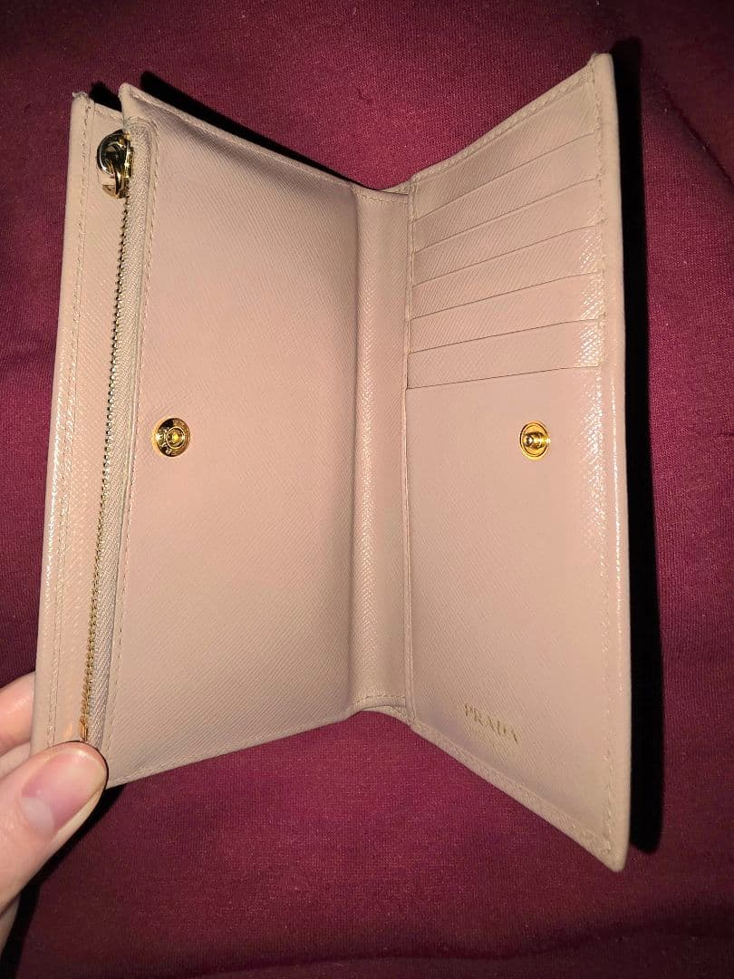 【限定値下げ】PRADA ベージュ 三つ折り財布 トライアングルロゴ