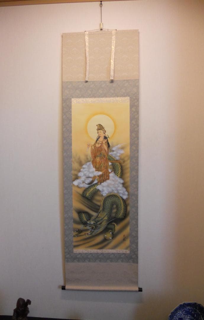 掛け軸 晃堂 龍上観音像 絹本 希少 軸装 茶道具 掛軸 美品 です。