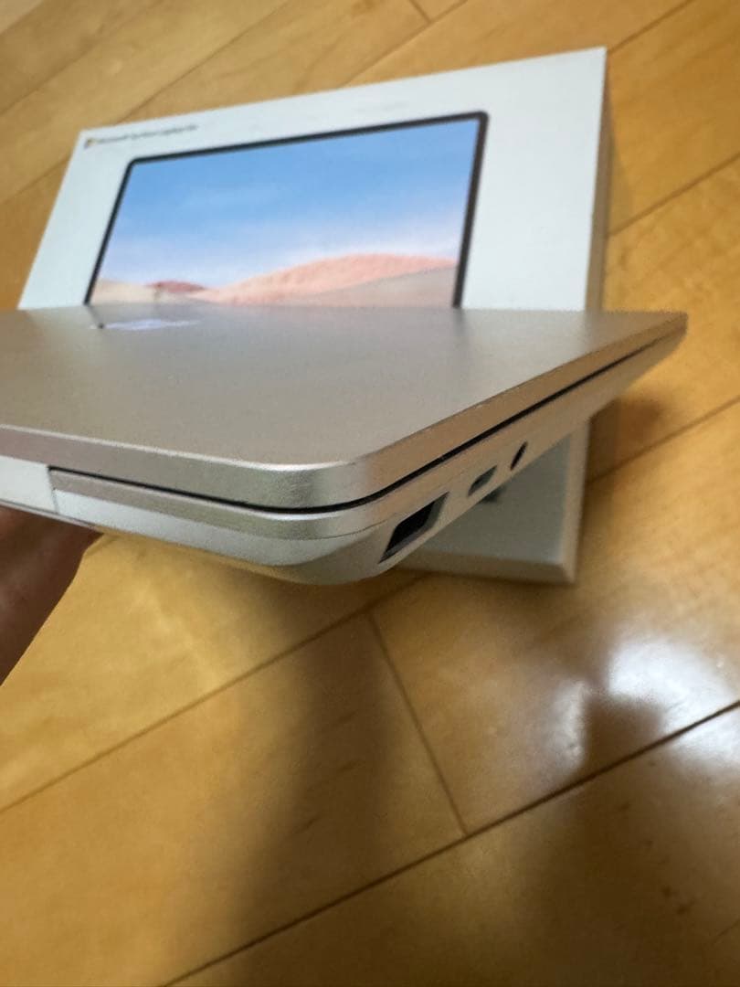 Surface laptop go 初代