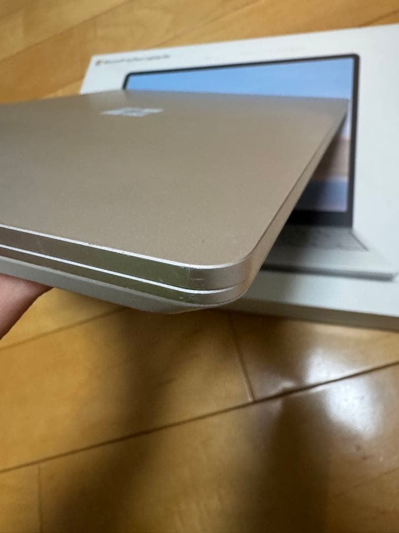 Surface laptop go 初代