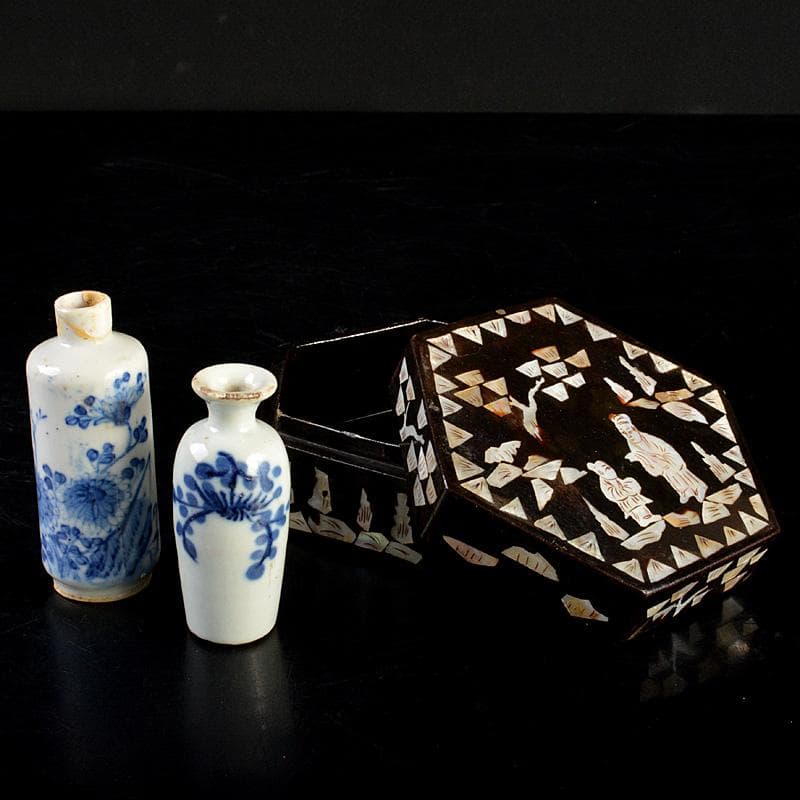 中国　清朝　青花花文鼻煙壷　花瓶　2点　李朝螺鈿装飾六角箱入り　C　R7421